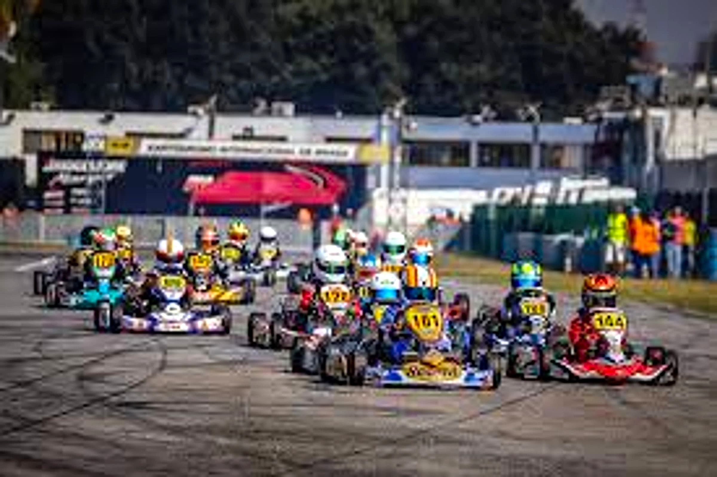 Pack de karts em corrida no Kartódromo Internacional de Braga