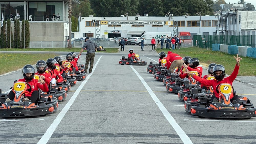 Grupo de pilotos na grelha de partida do Kartódromo Internacional de Braga