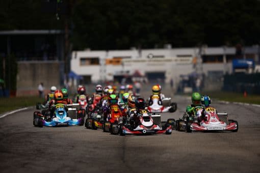 Pack de karts em largada no Kartódromo Internacional de Braga